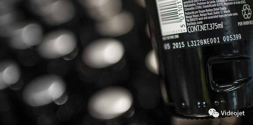 Baileys 酒瓶标签上的激光批次编码