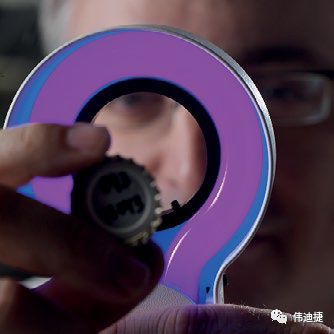 实验职员视察喷码墨滴与质料