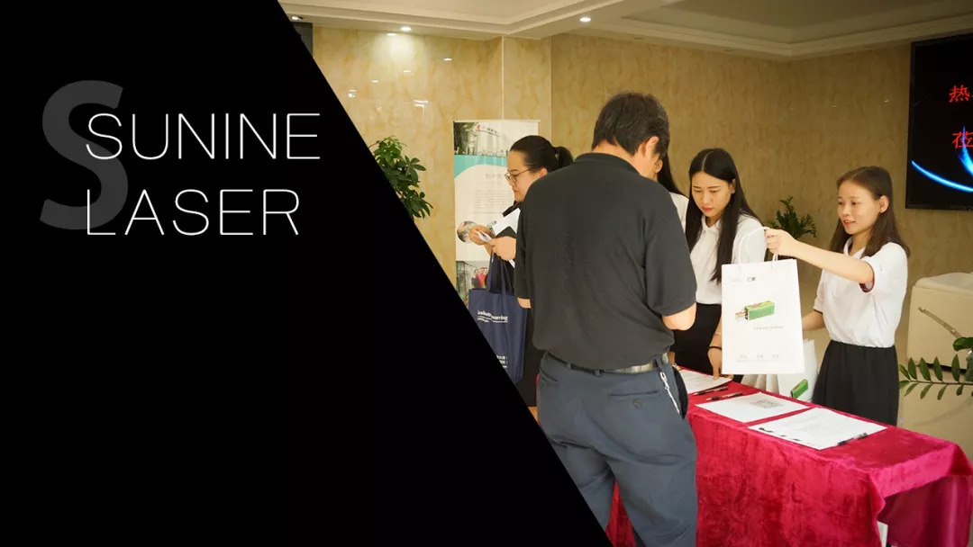 带SUNINE LASER文字的室内接待桌照片