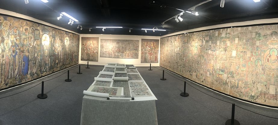 展厅墙面的长幅图画与中央展台