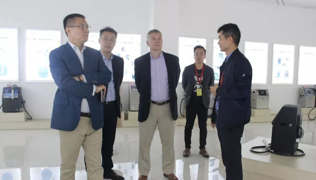 多米诺喷码机高层会见友高，共商标识2.0