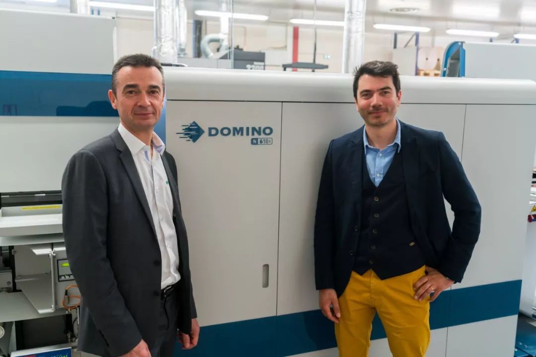 两名男子在DOMINO N610i装备前合影