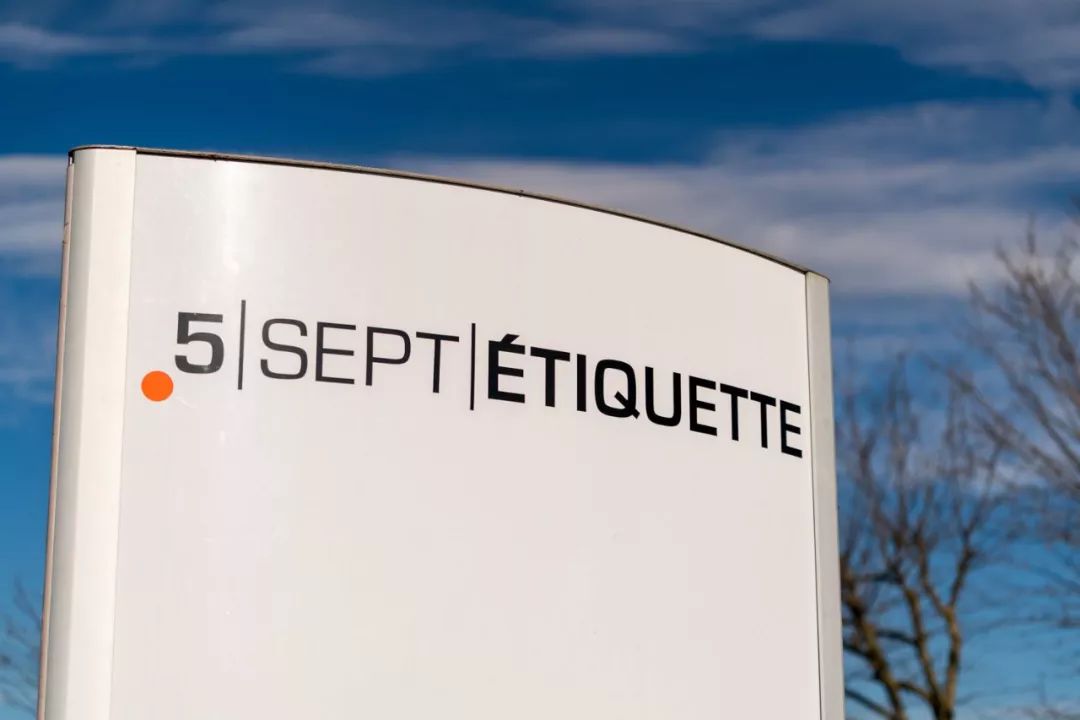 户外写有5 SEPT ?TIQUETTE的白色标牌
