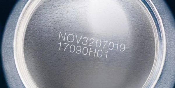金属罐底上的两行字母数字标记