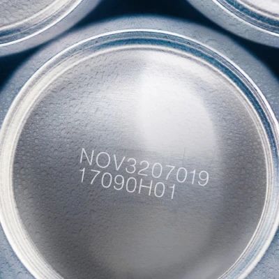 多个金属罐底与中心罐底的两行字符